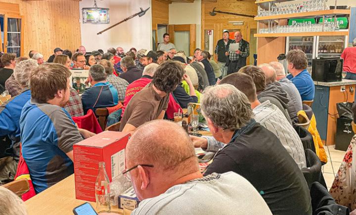 Der Präsident des Schiessvereins Buckten, Ueli Thommen (mit Blättern in der Hand), richtete ein paar Worte an die Besucher des Anlasses.
Bild zvg