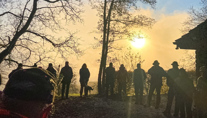 Zu einer Gesellschaftsjagd wie auf unserem Bild wird es im Revier Zunzgen auch in dieser Saison nicht kommen. Bild zvg