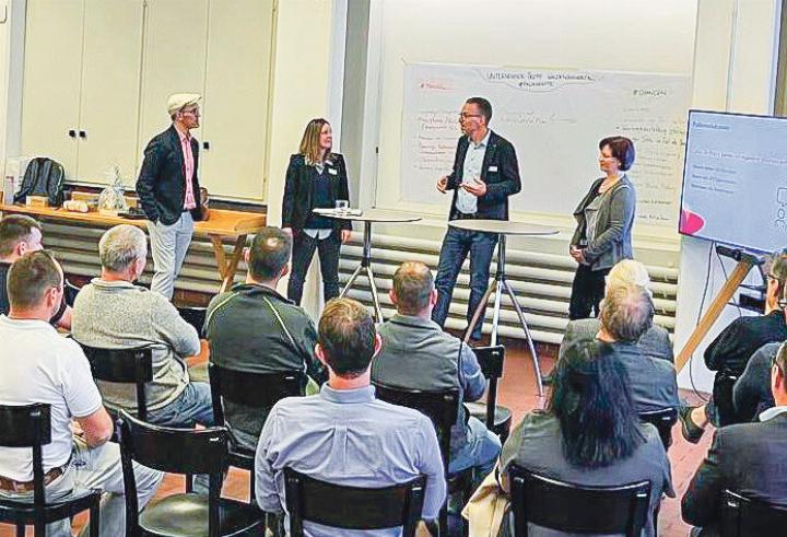 Am Unternehmer:innen-Treff Waldenburgertal bei der Uhrenherstellerin Oris in Hölstein herrschte reger Austausch. Bild zvg / Standortförderung Baselland