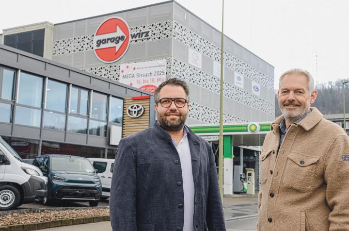 Die Garage Wirz wirbt an ihrem Parkhaus für die «Mega». Im Bild Inhaber Matthias Kaiser (links) und Geschäftsleiter Rolf Gysin. Bild vs.
