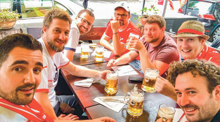 Silas Götz (rechts) verfolgte das Spiel gegen Deutschland nicht wie geplant in der Fanzone in Frankfurt – dafür mit feinem Bier. Bild zvg