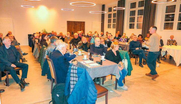 Der Saal des «Leue» war sehr gut gefüllt und die Diskussionen engagiert und teilweise kontrovers. Bild emg.