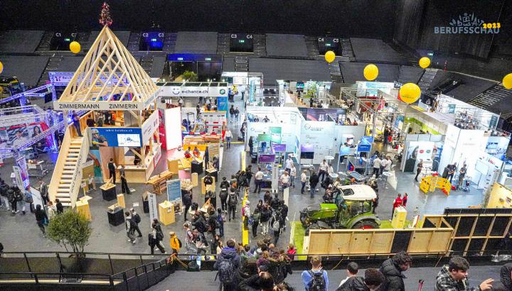 Die Berufsschau in der St. Jakobshalle wirkt – wie
im Bild 2023 – imposant. Die diesjährige Ausgabe fällt im Vergleich zum Vorjahr erneut grösser aus.
Bild zvg Die Berufsschau in der St. Jakobshalle wirkt – wie
im Bild 2023 – imposant. Die diesjährige Ausgabe fällt im Vergleich zum Vorjahr erneut grösser aus.
Bild zvg