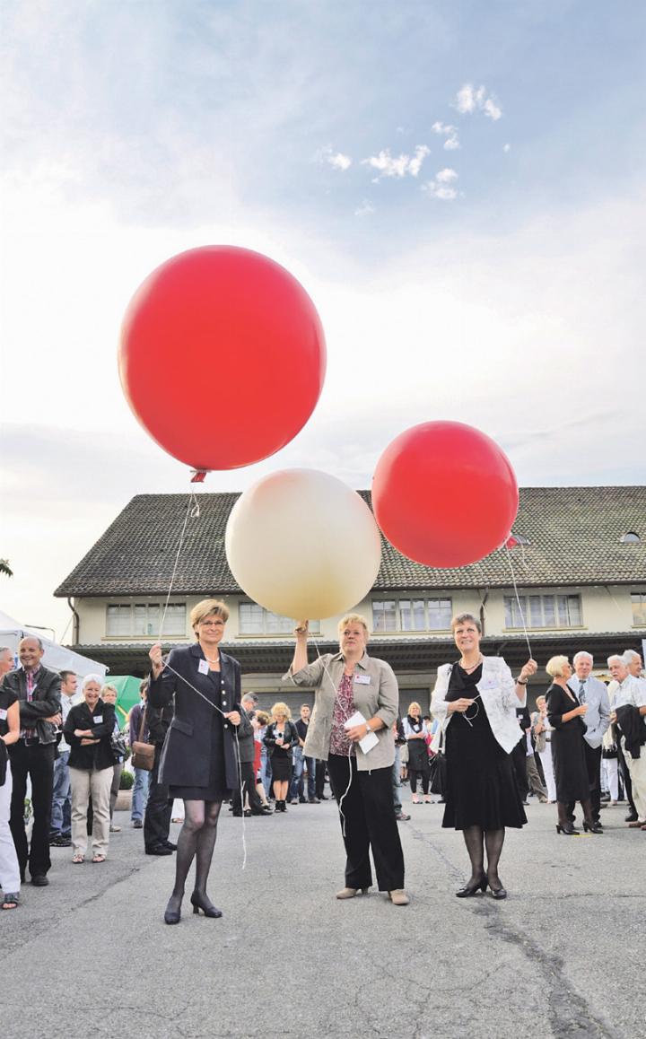 Christine Mangold, Karin Tozzo und Esther Freivogel (von links) eröffneten 2011 die erste Gewerbeausstellung im Gelterkinder Zeughaus. Bild Archiv vs