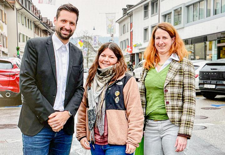 Gemeinderätin Svenja Pichler und die Spitzen
des Marktverbands Nordwestschweiz, Gian Jonasch und Nadine Waltzer, freuen sich auf den Sommermarkt am 24. Juni.
Bild ch. Gemeinderätin Svenja Pichler und die Spitzen
des Marktverbands Nordwestschweiz, Gian Jonasch und Nadine Waltzer, freuen sich auf den Sommermarkt am 24. Juni.
Bild ch.