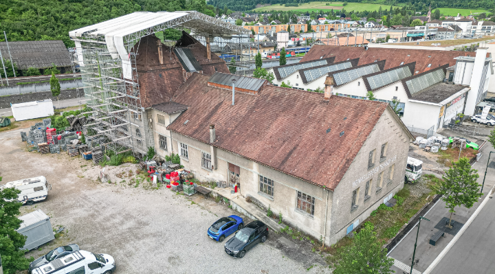 Das Betriebsgebäude der Buess AG ist direkt an die «Tschudy-Villa» mit dem Notdach angebaut. Bild Archiv vs