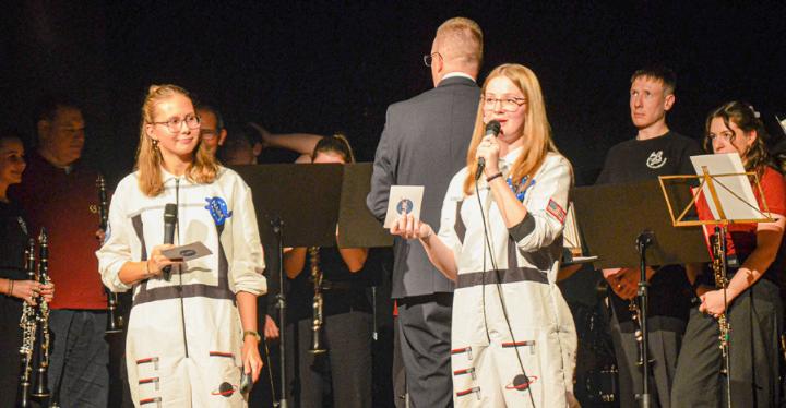 Die beiden Astronautinnen Serafine Marti und Rina Strübin moderierten den Auftritt der Regionalen Jugendband Liestal. Bilder Sander van Riemsdijk