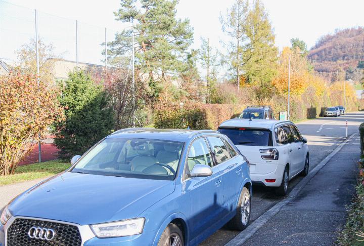 Die Parkfelder entlang des Aufgendswegs in sind tagsüber meist besetzt. Links befindet sich die 
Sekundarschule Sissach.
Bild Janis Erne