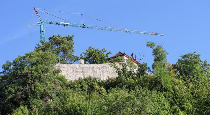 Für die Sanierung der Burgruine benötigt es zwingend einen Kran. Bild zvg