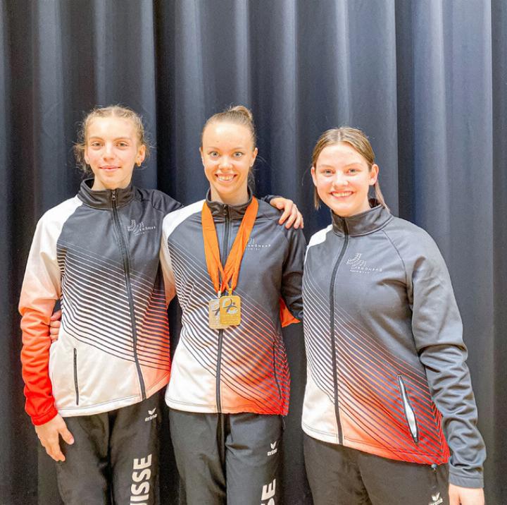 Medaillengewinnerin Cheyenne Rechsteiner flankiert von Meret Stark (links) und Olivia Suter. Bild zvg