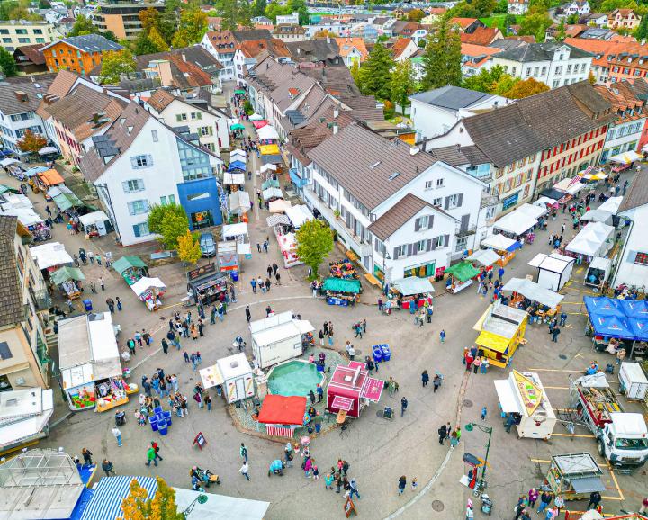 Am Morgen noch sehr verhalten, zog der Herbstmarkt ab dem Mittag viele Leute an. Bild Warc Weder