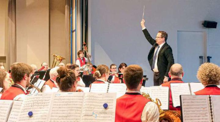 Thierry Rau hebt zum letzten Mal den Taktstock als Dirigent des Musikvereins Sissach. Bild zvg