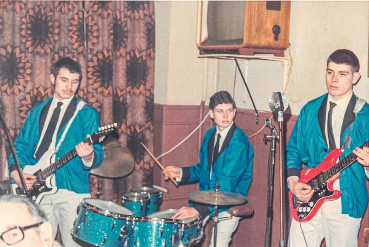 Ernst (rechts), der für 50 Franken seine erste Gitarre erstand, zusammen mit Emil (links) und Willi Abt als blutjunge Rocker in den 1970er-Jahren. Bild zvg