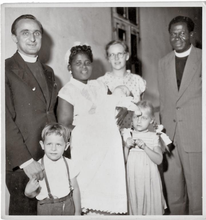 Familie Tschudin bei der Taufe von Andreas durch einen ghanaischen Pfarrer. Die Schwarz-Weiss-Bilder stammen aus einem Fotoalbum von Christine Tschudin.