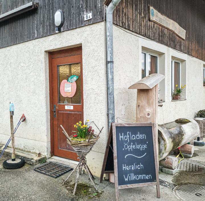 Im Hofladen «Öpfelegge» in Diegten spürt man seit den vergangenen zwei Jahren die Umstellung von Bargeld auf Kartenzahlung stark.