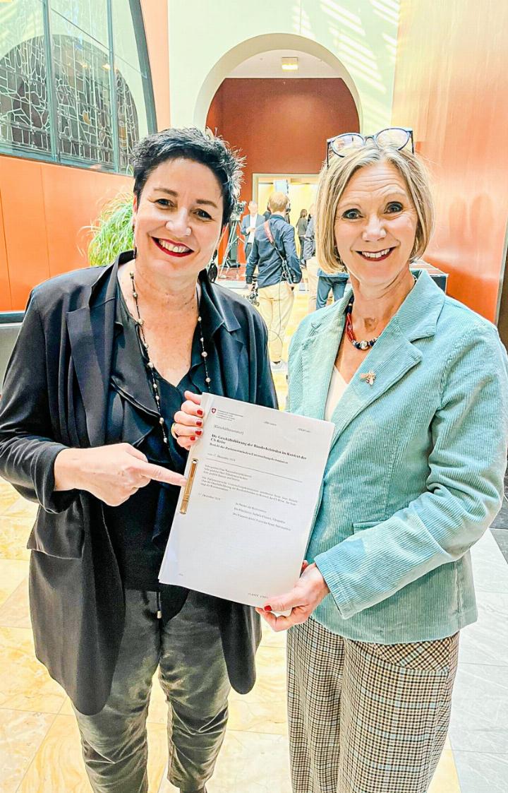 Nach anderthalb Jahren Arbeit halten Daniela Schneeberger (links) und Maya Graf den Abschlussbericht in Händen. Bild zvg