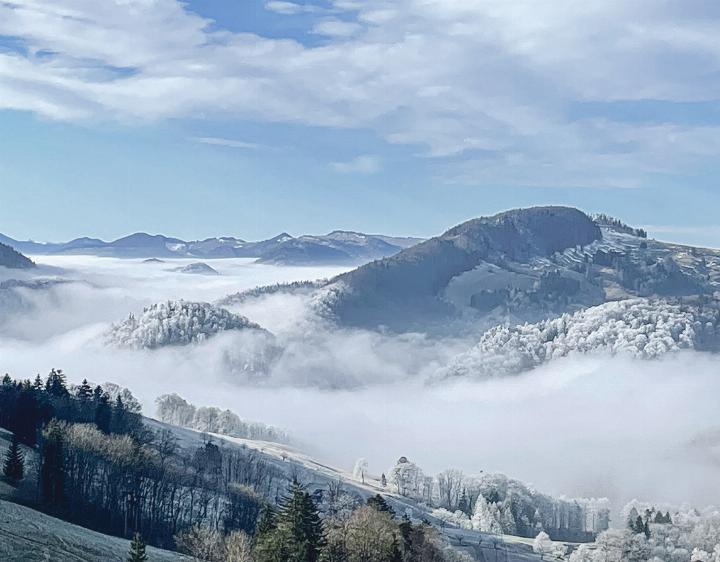 Vom Chilchzimmersattel aus hat Beat Thommen aus Ziefen die Aussicht aufs Nebelmeer und die mit Raureif überzogenen Bäume geniessen können.