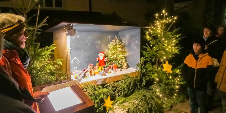 Esther Scholer erzählt die Geschichte des kleinen Weihnachtsmanns an den 12 Stationen, hier bei der Weihnachtsfeier für die Stadttiere. Bilder zvg