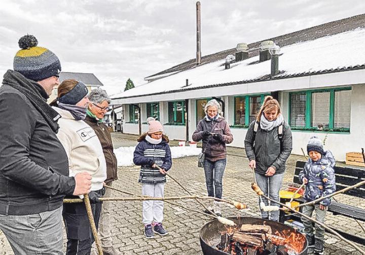 An der Feuerschale wurde Schlangenbrot gebacken. Bild zvg