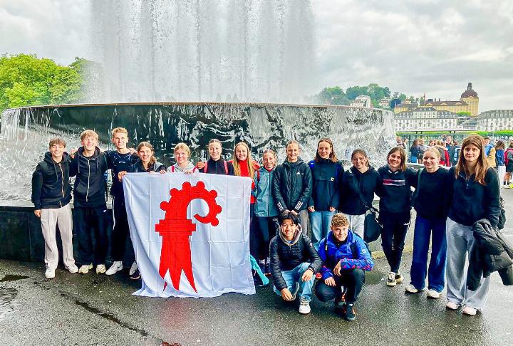 Die Sissacher Schülerinnen und Schüler auf dem Europaplatz in Luzern. Bild zvg