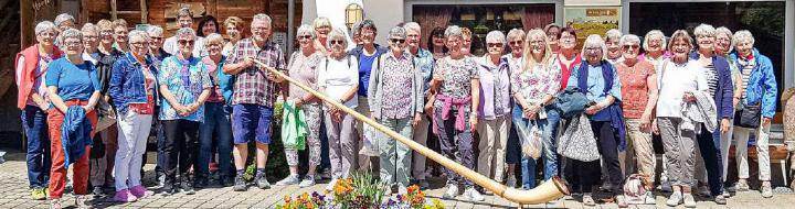 Ein Gruppenfoto des Frauenvereins Zunzgen auf seiner Reise ins bernische Habkern zum Alphornbauer Bernatone. Bild zvg