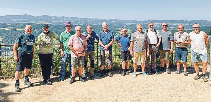 Die Wanderer hoch oben auf der Fluh.
Bild zvg