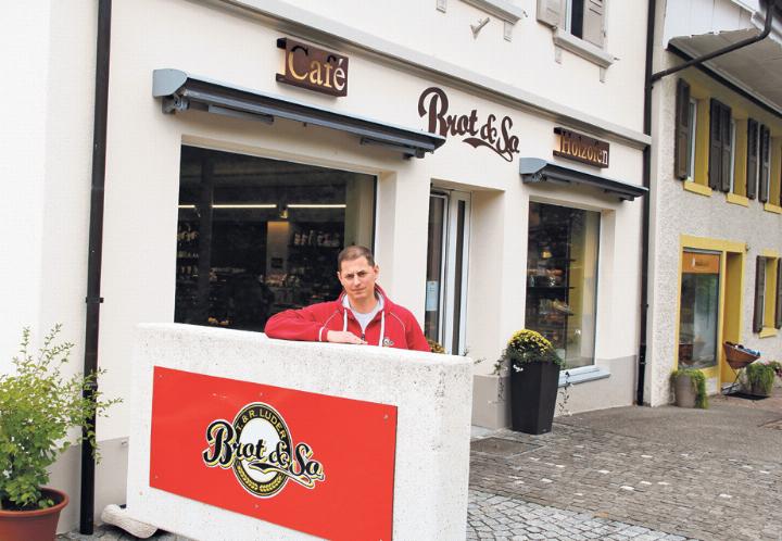 Ralph Luder hat die Bäckerei in Läufelfingen 2016 gegründet. Gebacken wird im Holzofen. Bild zvg
