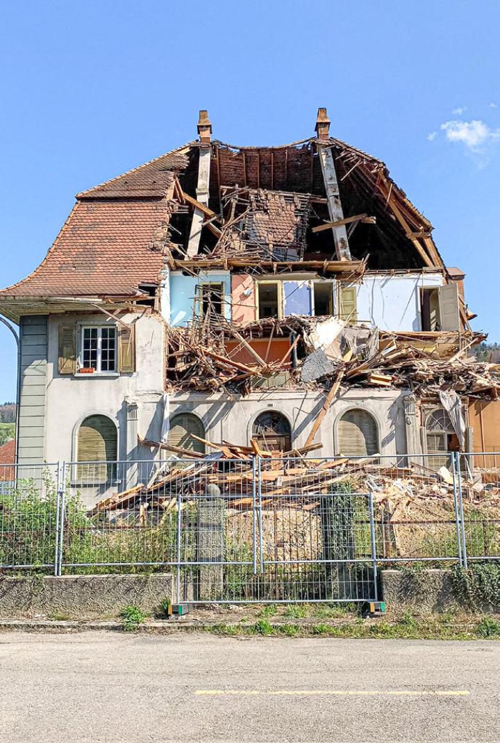 Die «Tschudy-Villa» nach ihrer Teilzerstörung im Frühling 2022 …