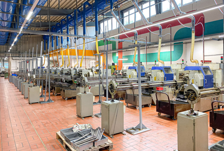 Die Feinmechanik-Firma Rumpel SA in Niederdorf hat verschiedene Produktionshallen. Bild Willi Wenger