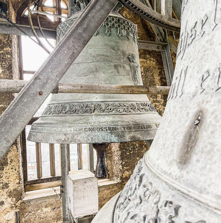 Eine Glocke im Kirchturm trägt als Inschrift das Psalmwort: «Danket dem Herrn, denn er ist freundlich und seine Güte währet ewiglich.» Bild ch.