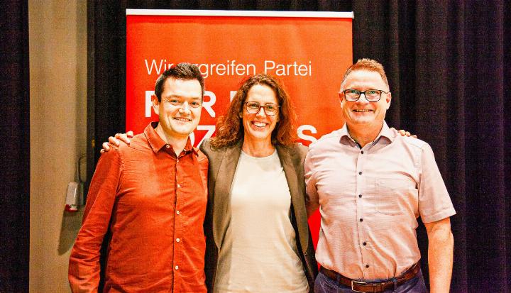 Nach überstandener Abstimmung zeigen sich SP-Präsident Nils Jocher, Regierungskandidatin Sabine Bucher (GLP) und Co-Präsident der GLP Thomas Tribelhorn (von links) erleichtert. Bild zvg
