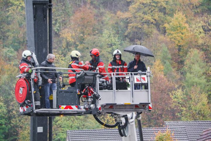 Auf dem Feuerwehrkran wurden Hanspeter Mundwiler und Kurt Ost verdankt. Bilder Janis Erne