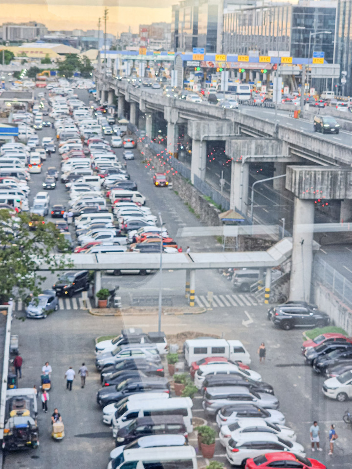 Zwischenstopp am Flughafen Singapur. Bilder Hanspeter Gsell