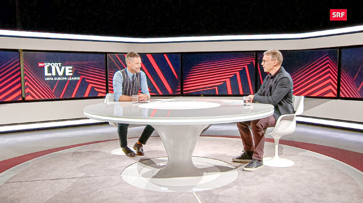 Peter Knäbel (rechts) war einige Jahre als SRF-Experte tätig. Hier ist er im Gespräch mit SRF-Moderator Lukas Studer.Bild Screenshot SRF