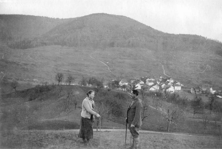 Kleiner Schwatz auf einem Spaziergang von Gelterkinden nach Rickenbach im Jahr 1934. Archiv Heinz Spinnler