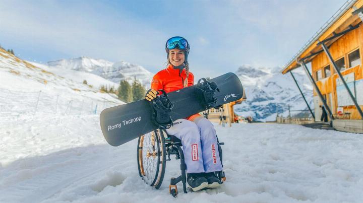 Beim Wettbewerb gibt es die Möglichkeit, sich einen Tag am Betelberg in Adelboden mit Para-Snowboarderin Romy Tschopp zu sichern. Bild zvg