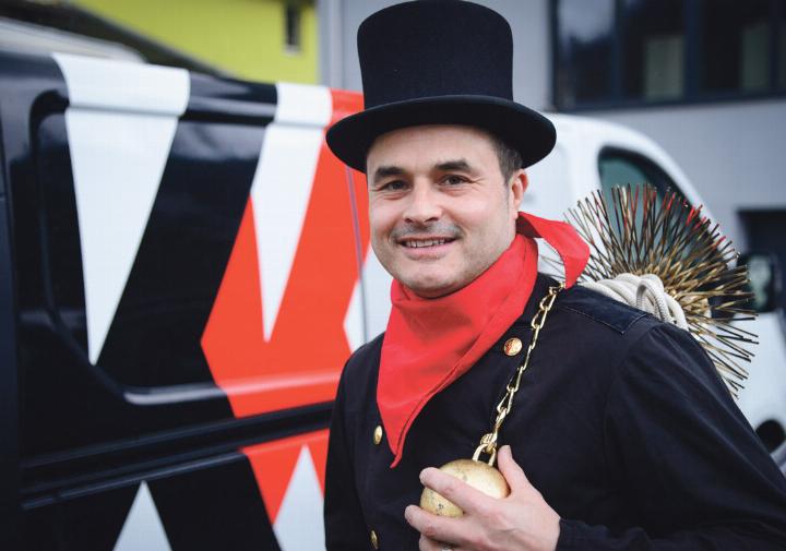 Benno Koller in der «Gardeuniform» des Kaminfegers mit goldenem Stern, Knöpfen und Zylinder. So tritt er gern auch an Hochzeiten als Glücksbringer auf. Im Berufsalltag trägt er praktischere Kleidung. Bild Peter Sennhauser