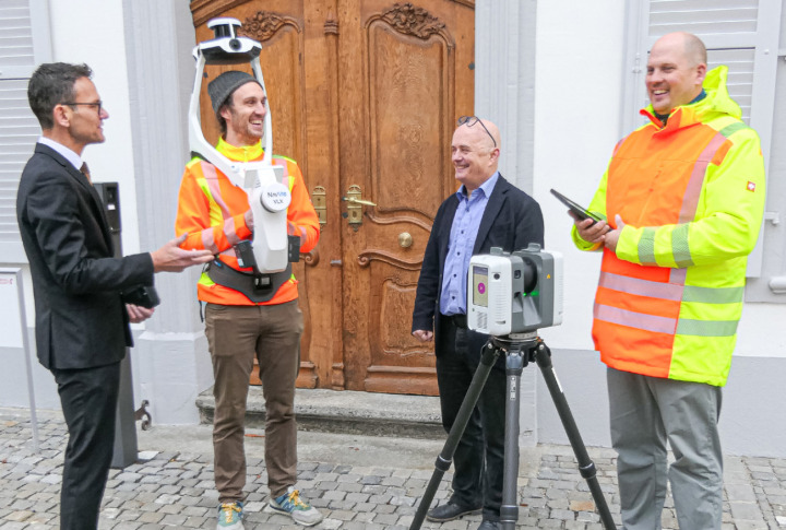 Der Baselbieter Regierungsrat Thomi Jourdan, Thomy Hartl, Patrick Reimann und Philippe Grimm (von links) stellen zur Feier des Amtes für Geoinformation neue Technologien vor. Bild Elmar Gächter