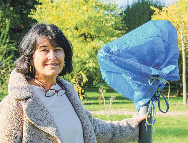 Sylvia Heuser steht neben dem noch verdeckten Fernrohr, das heute im Rahmen der Vernissage an der «Kultournacht» enthüllt wird. Bild Carolina Mazacek
