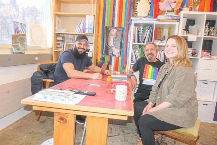 Co-Leiterin Caroline Gerster (rechts) mit Bewohner Claudio (Mitte) sowie Co-Leiter Hassib Rasuli im Atelier. Bild emg