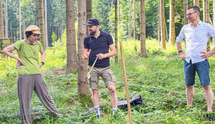 Bei der Waldbegehung gab es Diskussionen zwischen Sandra Grossmann von der Gemeindekommission, Revierförster Andreas Koch und Regierungsrat Thomi Jourdan (von links).
Bild zvg