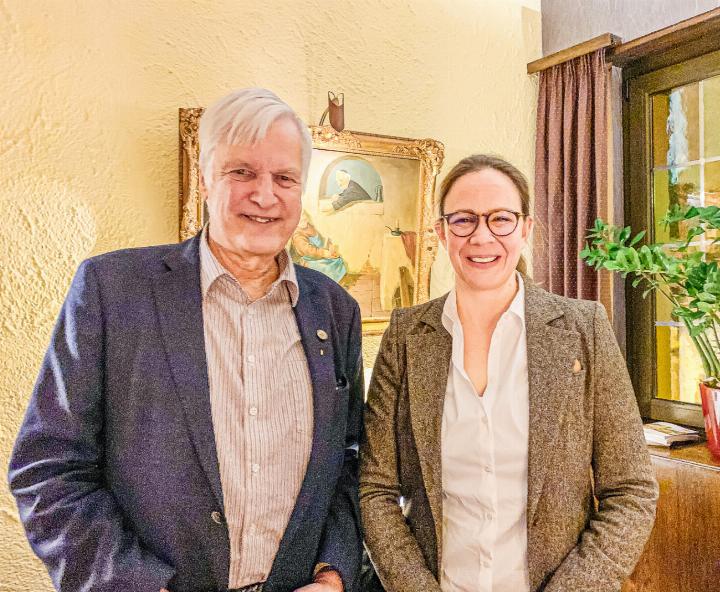 Anne-Katrin Mahlein, die Vorsitzende der «Deutschen Phytomedizinischen Gesellschaft» und Professorin an der Universität Göttingen, hat Ueli Gisi die Ehrennadel angeheftet. Bild zvg