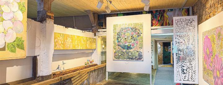 Die Galerie von Sigrid Graf befi ndet sich im altehrwürdigen «Hirschen». Bild Vital Fäh Die Galerie von Sigrid Graf befi ndet sich im altehrwürdigen «Hirschen». Bild Vital Fäh