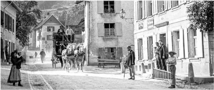 Ein Postkutsche fährt im Jahr 1900 auf der Dorfstrasse beim Gasthof Kreuz vorbei. Bild zvg / Johannes Dettwiler