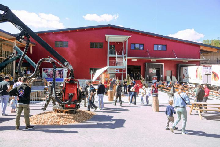 Gegen 1400 Personen nutzten die Gelegenheit, hinter die Kulissen der Jenni Holz AG zu blicken. Bild Elmar Gächter