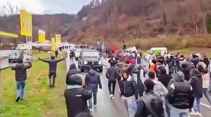300 Demonstranten wollten eine Veranstaltung regimetreuer Eritreer stören. Screenshot «Züri Today»