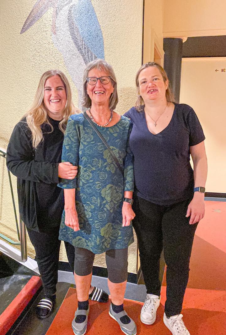 Chiara, Ruth und Mariana (von links) genossen trotz wenig Besuchern das ESC-Public-Viewing im «Marabu». Bild Brigitt Buser