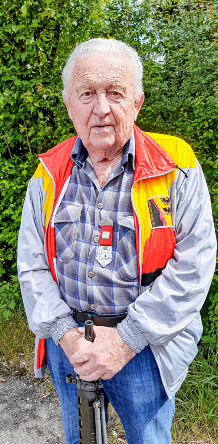 Der Läufelfinger Bruno Hunziker (87) hat beim diesjährigen Feldschiessen in Zunzgen seinen 60. Kranz gewonnen. Bild zvg