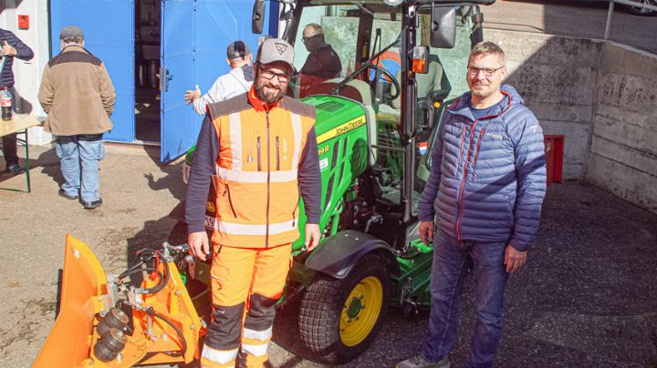 Werkhof-Chef Fabian Schärer (links) und sein Vorgesetzter im Gemeinderat, Iwan Schweighauser, vor dem neuen Kommunaltraktor. Bild Otto Graf