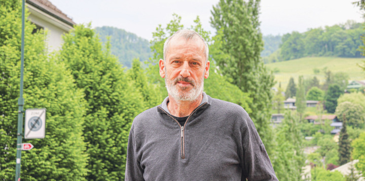 Hans Gysin (65) engagierte sich schon früh für Gefl üchtete – später wurde dies zu seinem Beruf. Bild Janis Erne